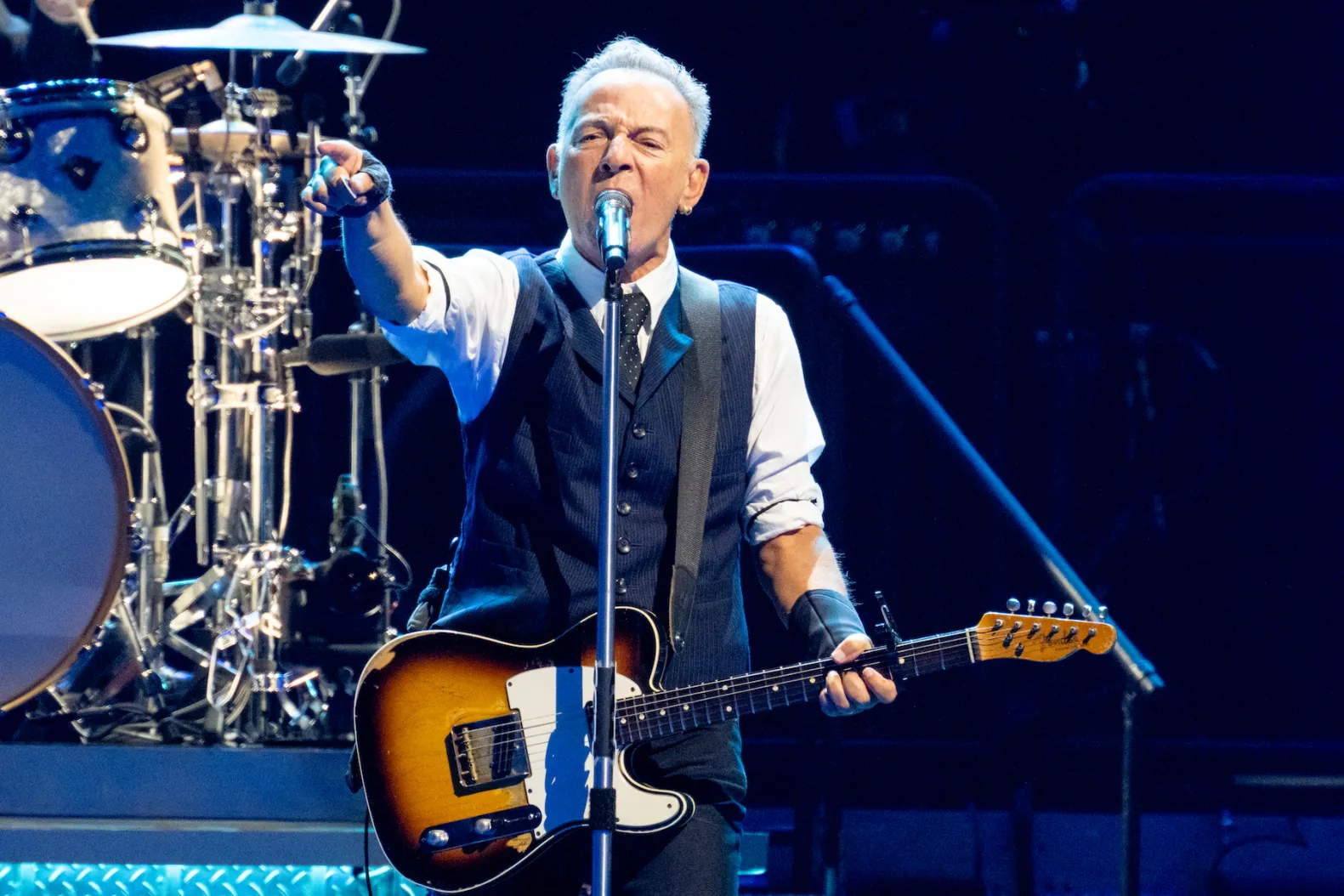Bruce Springsteen is trending after discussions surrounding his involvement in major music events reignited debate about artists, politics, and the role of live entertainment in cultural conversations.